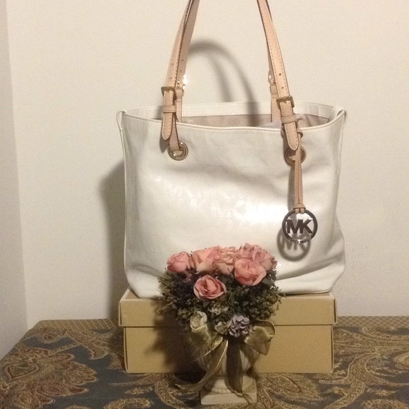 ❤SOLD❤SOLD❤ITS BEEN SOLD❤MICHAEL KORS WHITE TOTE - Picture 6 of 8